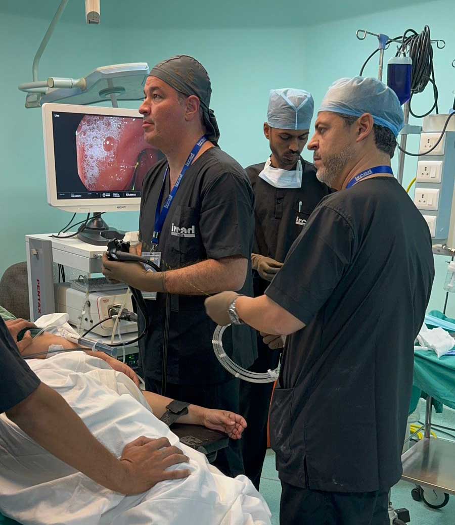 Dr. E. Espinet con Dr. E. Grecco (Brasil) implantando el primer balón intragástrico modelo Stella.